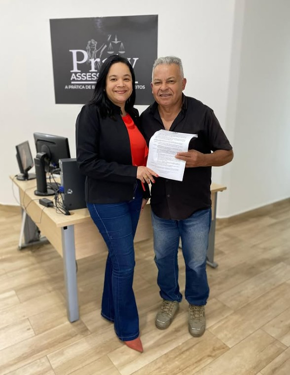 Cliente da Praty Assessoria recebendo documentação