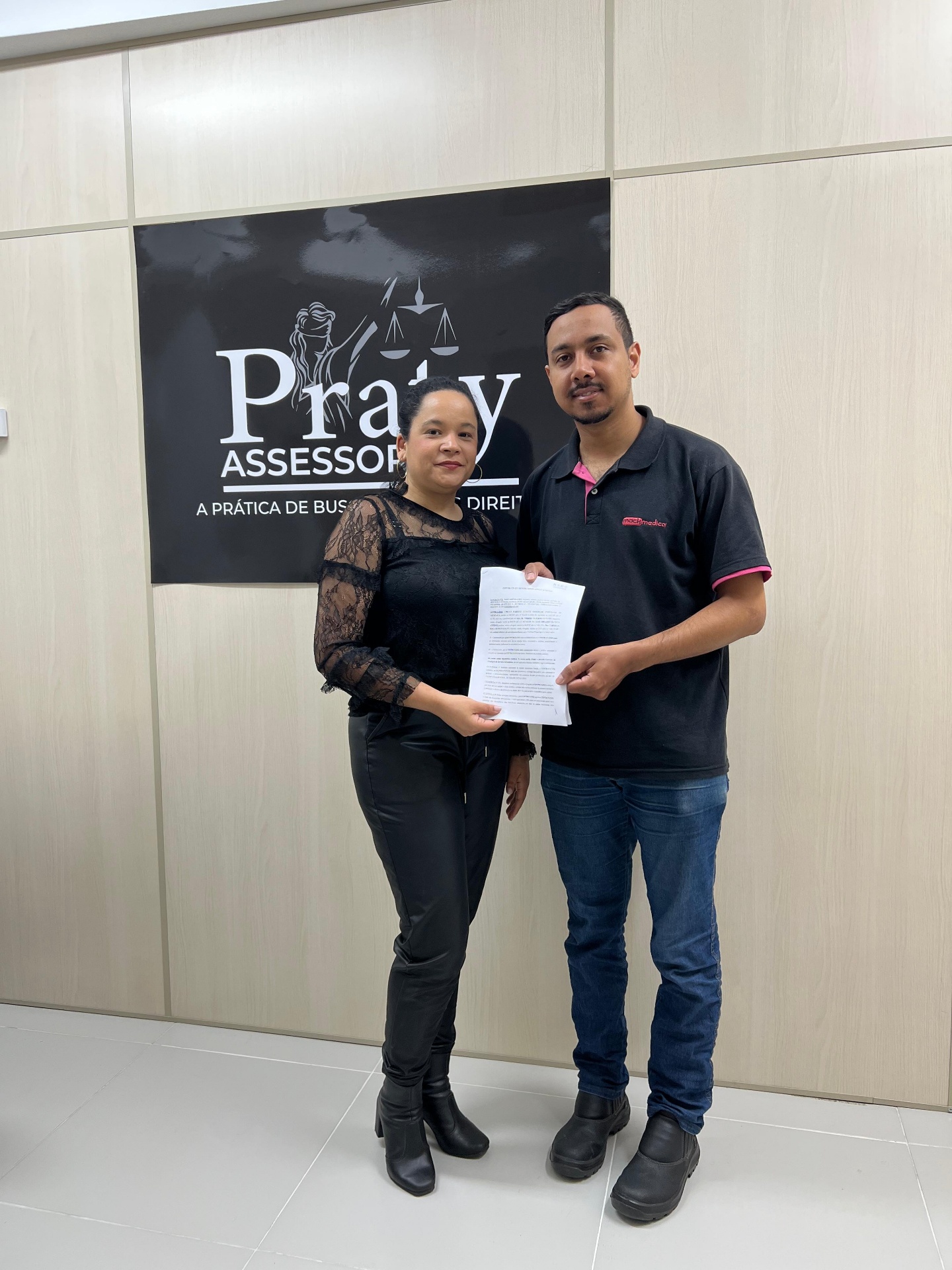 Cliente recebendo documentação no escritório Praty Assessoria